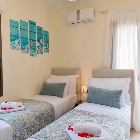 Elmyra Villa, Heated Pool & Walking To Beach, By Thinkvilla Villa