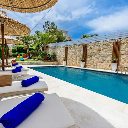 Elmyra Villa, Heated Pool & Walking To Beach, By Thinkvilla