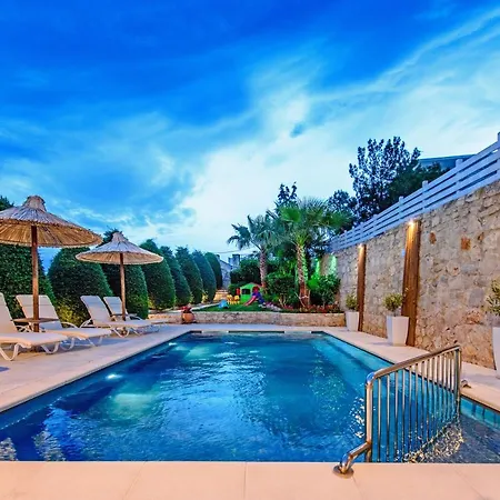 Elmyra Villa, Heated Pool & Walking To Beach, By Thinkvilla Villa