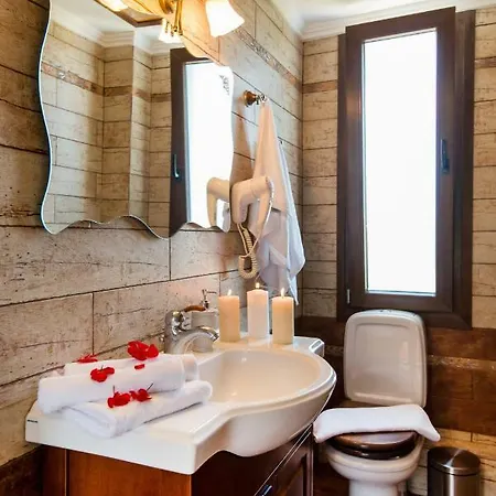 Elmyra Villa, Heated Pool & Walking To Beach, By Thinkvilla Villa