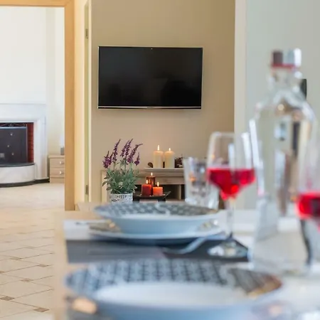 Elmyra Villa, Heated Pool & Walking To Beach, By Thinkvilla Villa