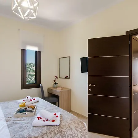 Elmyra Villa, Heated Pool & Walking To Beach, By Thinkvilla Villa *