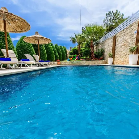 Villa Elmyra Villa, Heated Pool & Walking To Beach, By Thinkvilla