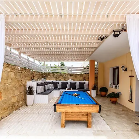 Elmyra Villa, Heated Pool & Walking To Beach, By Thinkvilla